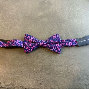 Tommy Hilfiger men’s bow tie in pink and navy floral